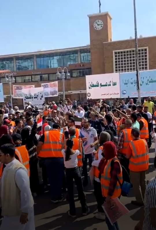 توافد آلاف السكندريين على ميدان "سيدي جابر" لبدء مظاهرات دعم الشعب الفلسطيني (صور)
 منذ أقل من دقيقتين